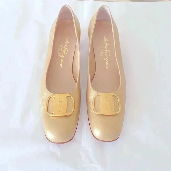 Salvatore Ferragamo Gold Emblem Round Toe Block Heel Narrow Size 8.5 - Picture 2 of 9